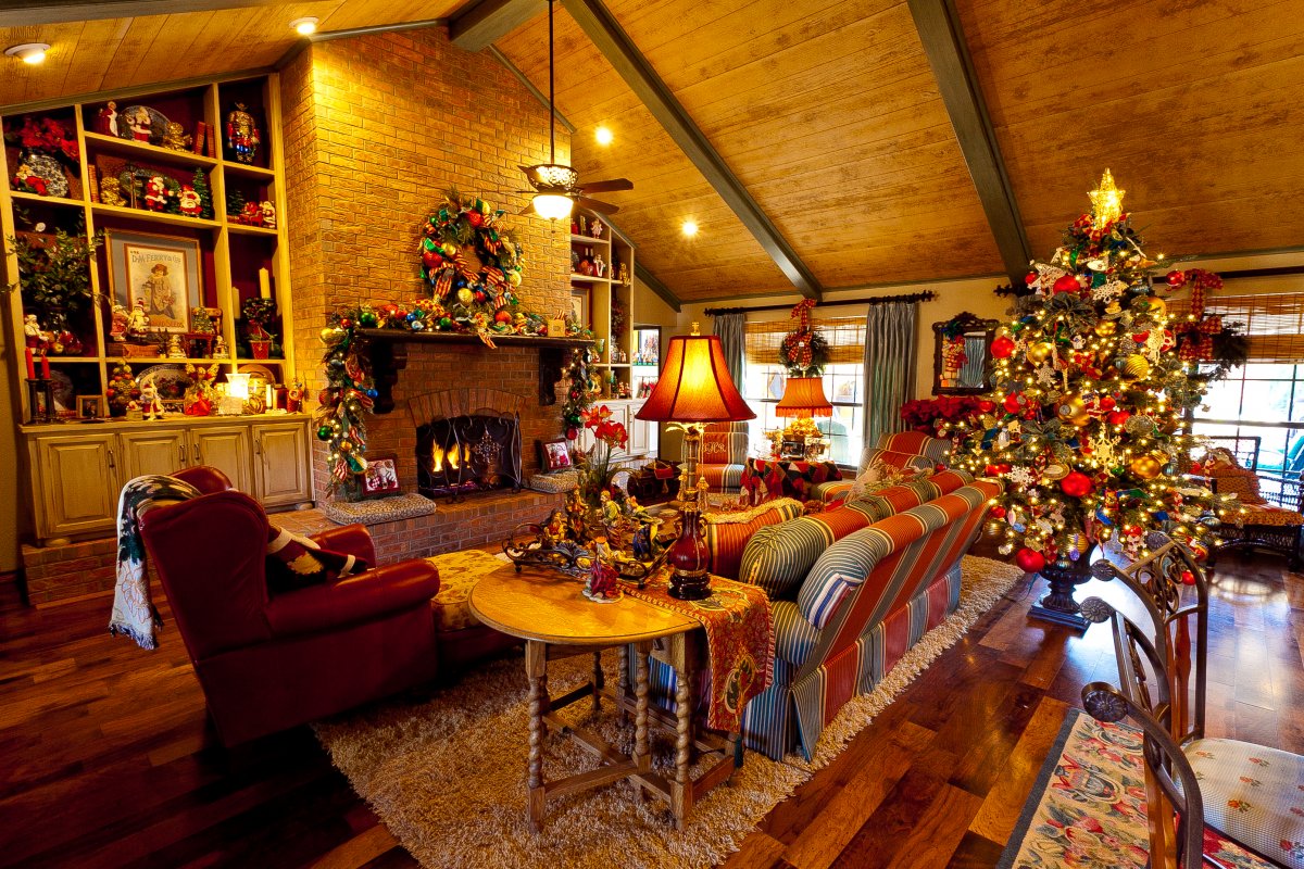 Beautiful-Warm-Country-French-Home-Living-Room-Christmas-Decoration-Idea-with-Cool-Lighting.jpg